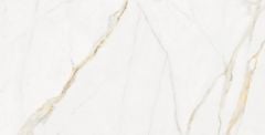marmurowa gresowa płytka w białych odcieniach ze złotymi żyłami na białym tle