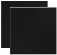 Dwie czarne płytki o kwadratowym kształcie ułożone na na białym tle nakładające się na siebie
