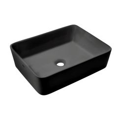Czarna matowa umywalka nablatowa na białym tle
