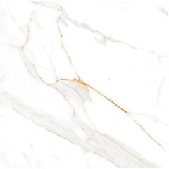 Płytka Regal Carrara o wymiarze 60x60cm na białym tle. Płytka ma kształt kwadratowy, powierzchnię przecinaną złotawymi liniami i szarymi smugami celem imitacji marmuru
