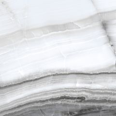 Biało-szaro beżowa płytka o powierzchni imitującej onyks. Płytka jest kwadratowa