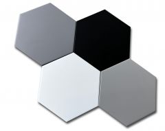 Cztery heksagonalne płytki. jedna biała, czarna, szara i grafitowa. Ułożone razem na białym tle