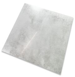 Szara płytka o wykończeniu lappato z przetarciami imitującymi beton na białym tle