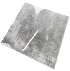 Szara błyszcząca płytka z przetarciami  imitująca beton ułożona na białym tle 