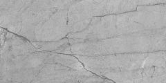 Szara imitująca spękaną powierzchnię kamienia prostokątna płytka gresowa na białym tle.