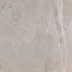 Imitująca piaskowiec płytka o kwadratowym kształcie. Biale smugi i kropki na całej jej powierzchni. Białe tło