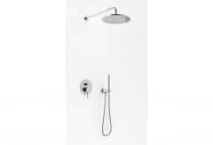 Srebrny zestaw prysznicowy na lekko szarym tle. Podtynkowa deszczownica, słuchawka i bateria w kolorze srebrnym