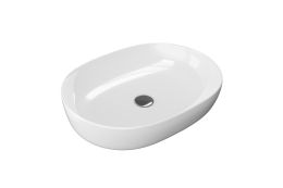 Biała umywalka o owalnym kształcie ze srebrnym syfonem na białym tle