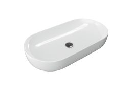 Owalna biała umywalka nablatowa ze srebrnym syfonem na białym tle