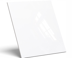 biała kwadratowa płytka o połyskującej powierzchni ustawiona pod kątem na białym tle