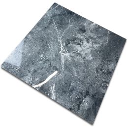 Płytka ceramiczna Hamburg Grey na białym tle. Plytka o ciemnoszrej połyskującej kwadratowej powierzchni przecinana nieregularnymi białymi liniami i kropkami