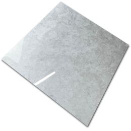 Jasnoszara płytka Olivia Bianco na białym tle. Płytka o kwadratowym kształcie i połyskującej powierzchni kolorem imitująca beton