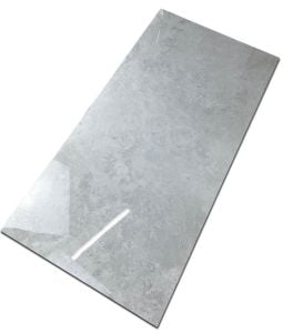 Szara płytka imitująca beton o prostokątnym kształcie, ułożona na białym tle pod kątem