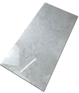 Szara płytka imitująca beton o prostokątnym kształcie, ułożona na białym tle pod kątem