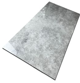 Płytka imitująca beton o prostokątnym kształcie ułożona na białym tle